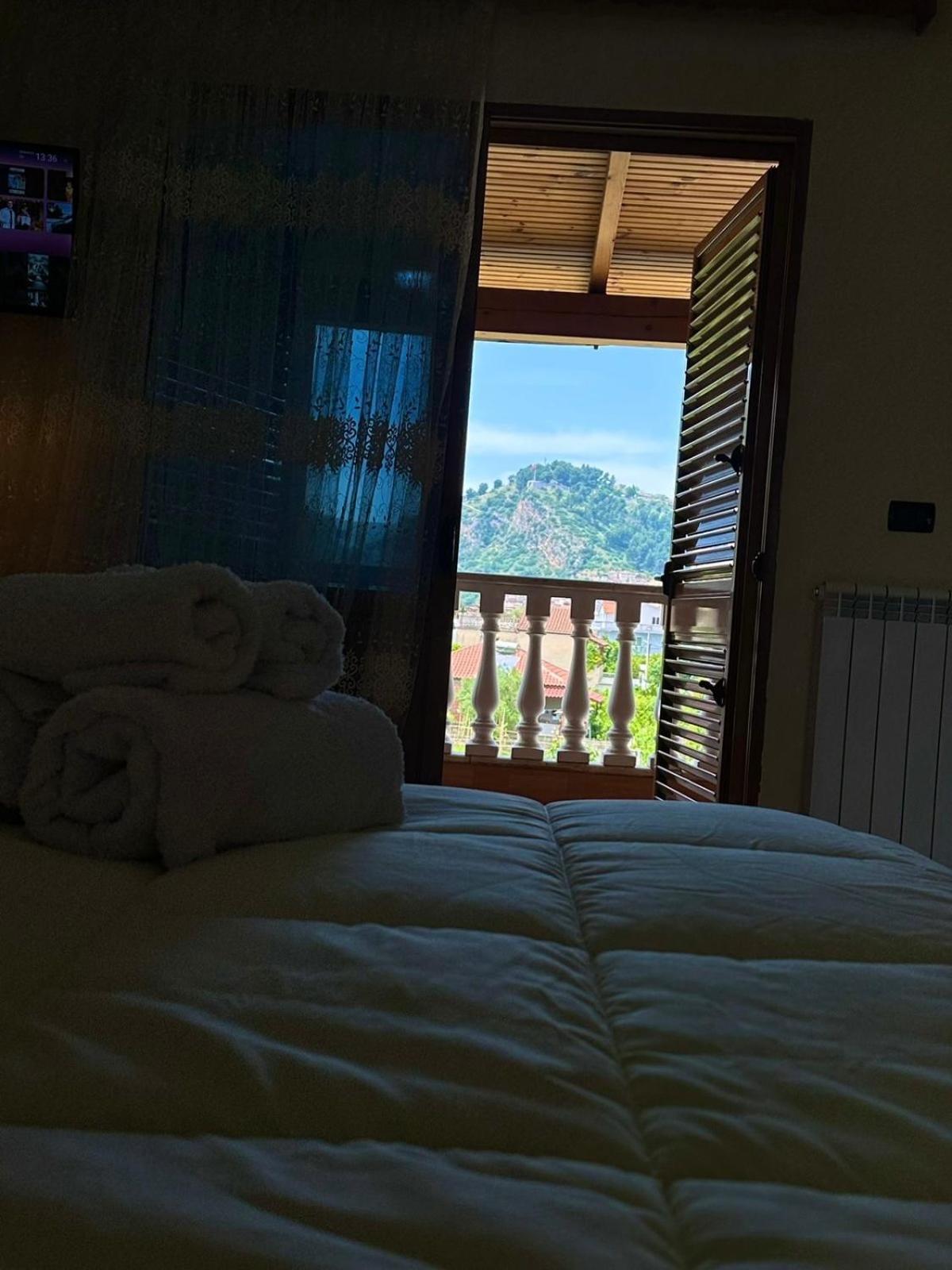 Guest House Pulake Berat Exterior photo